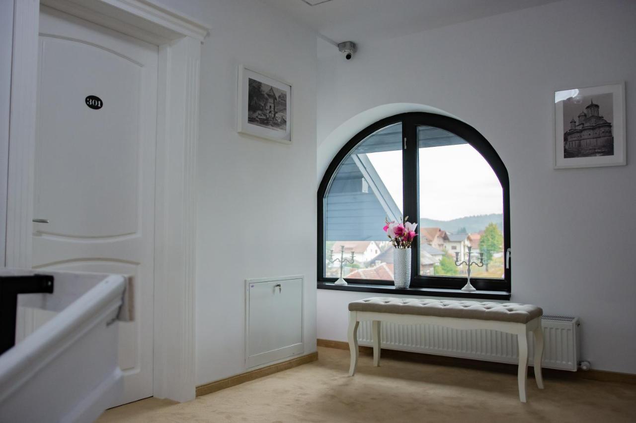 Boutique Hotel Casa Medievala Curtea De Arges Bagian luar foto